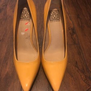 Pour la victoire nude pumps